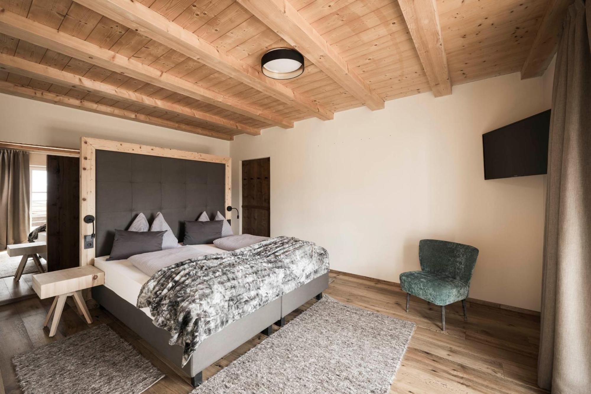 Presulis Hideaway Apartments & Restaurant Fiè Esterno foto